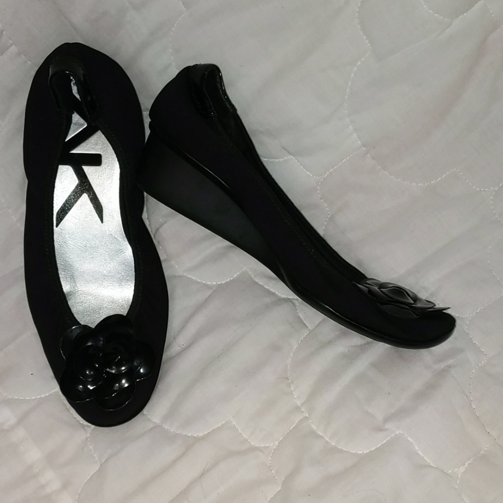 Pretty Anne Klein Sport Ballerina Flats w/Flower